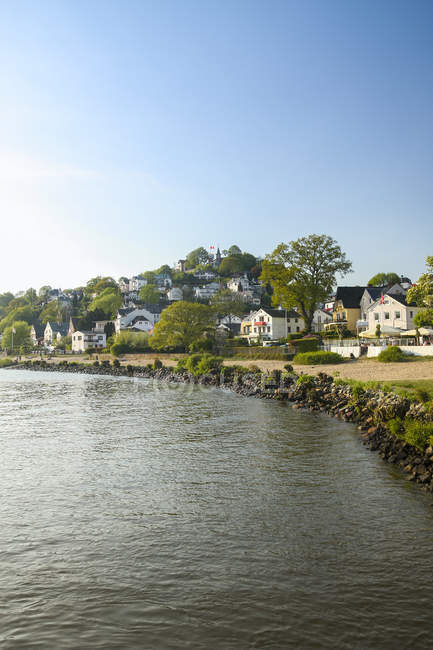 Germany, Hamburg, Blankenese, View to Suellberg, Lower Elbe and houses on shore against water — Stock Photo