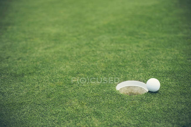 Balle de golf sur gazon sur terrain de jeu — Photo de stock