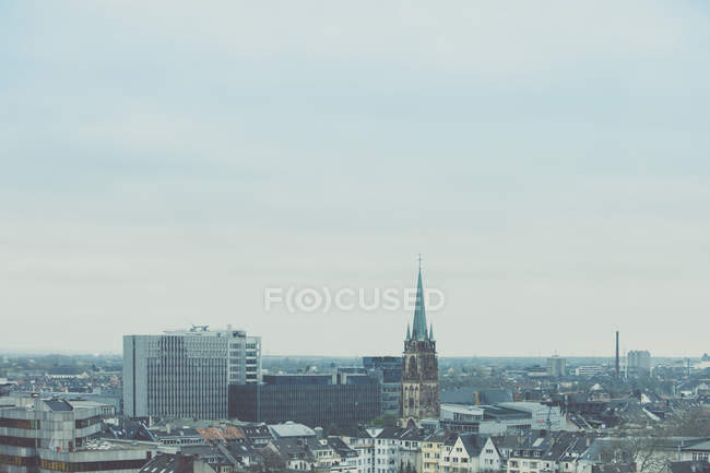 Alemania, Renania del Norte-Westfalia, Duesseldorf, paisaje urbano con la Iglesia de San Pedro - foto de stock