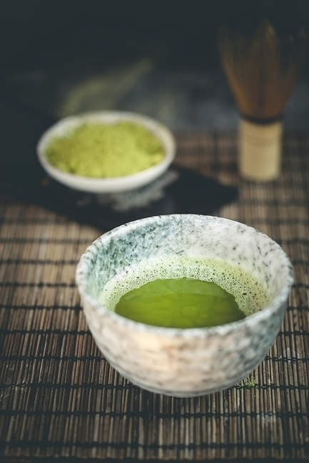Closeup de chá matcha japonês, pó de matcha e batedor de chá sobre fundo de madeira — Fotografia de Stock