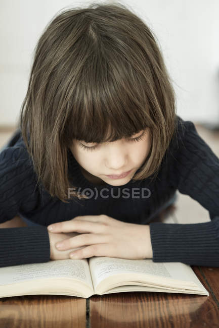 Портрет читання дівчина на дерев'яні підлоги — стокове фото