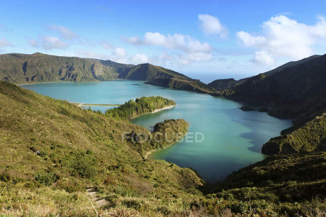 Португалия, Азорские острова, Сао Фалуэль, Лаго-ди-Фого, озеро-кратер — стоковое фото