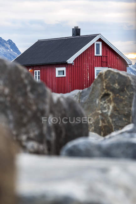 Casa de madera roja en Laukvik, Austvagoy, Lofoten, Noruega - foto de stock