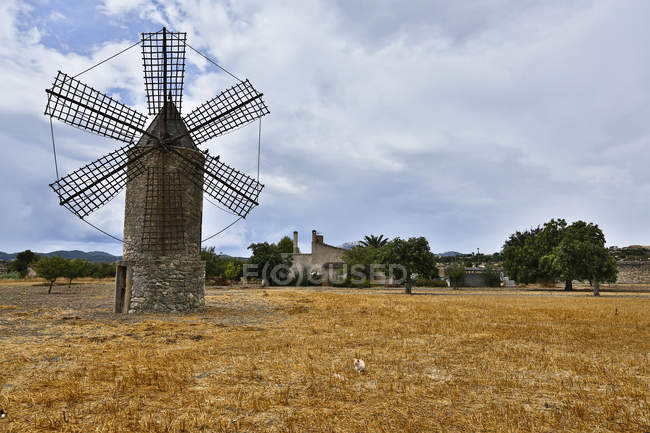 España, Mallorca, Porreres, Vista del viejo molino de viento - foto de stock