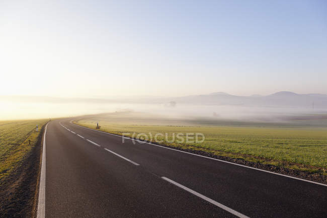 Германия, Рейнланд-Пфальц, вид на пустую проселочную дорогу — Stock Photo