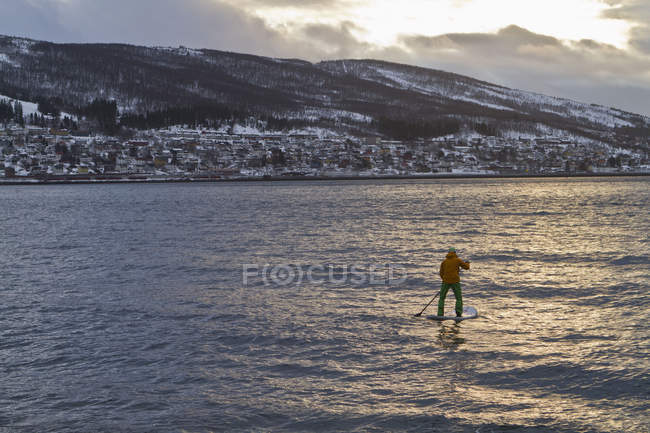 Norvège, Narvik, Homme mûr pagayant dans l'océan polaire — Photo de stock