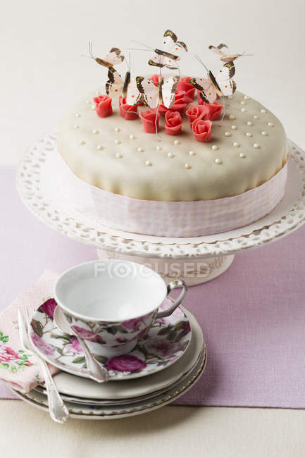 Kuchen mit Schmetterlingsformen verziert — Stockfoto