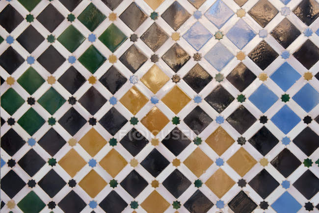Испания, Андалусия, Гранада, Цветная плитка в Альгамбре — стоковое фото