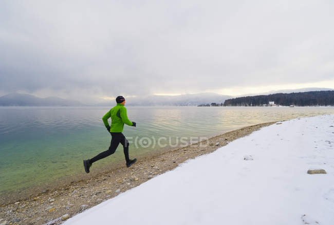 Німеччина, зрілою людиною, біг підтюпцем, Walchensee озеро — стокове фото
