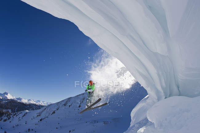 Austria, Tyrol, Kitzbuhel, Mid adult man skiing — Stock Photo