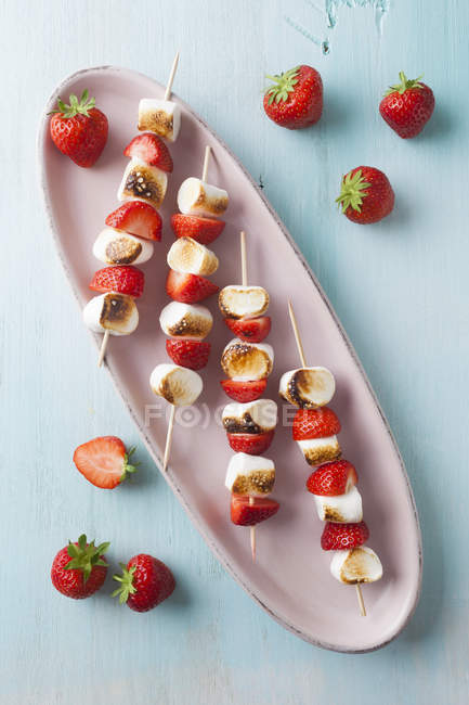 Marshmallow and strawberry skewers on tray, closeup — Stock Photo