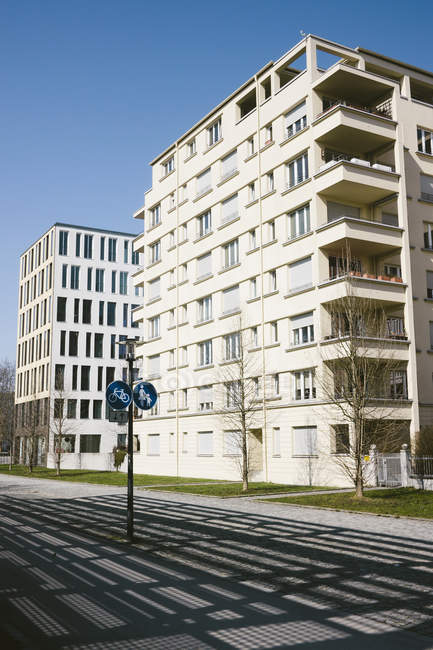 Untere Ansicht moderner Gebäude bei Tag, München Westend, Bayern, Deutschland — Stockfoto