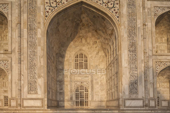 India, Uttar Pradesh, Agra, Caligrafía sobre Taj Mahal - foto de stock