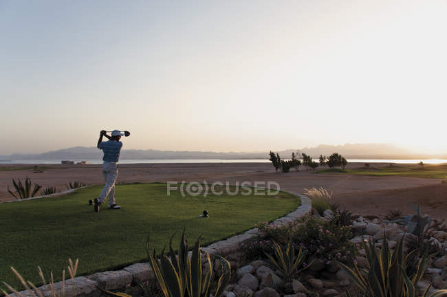 Egipto, Hombre jugando al golf en el campo de golf - foto de stock