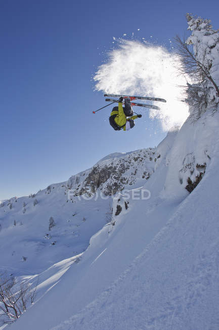 Австрия, Тироль, Китцбюэль, Средний взрослый мужчина на лыжах — стоковое фото