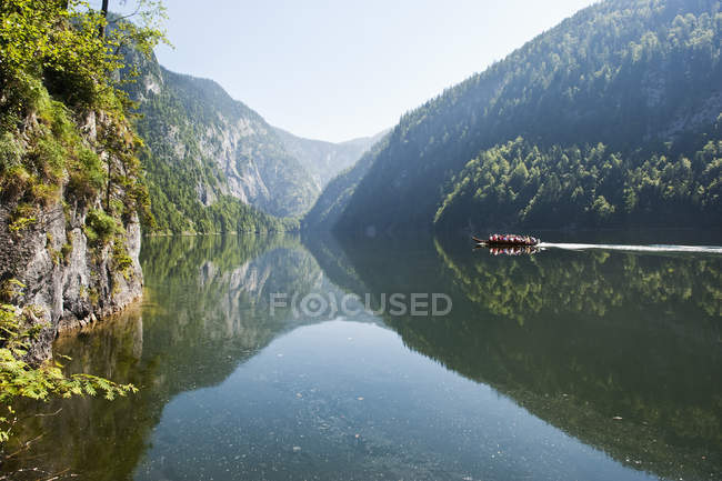 Österreich, Steiermark, Blick auf den Toplitzsee mit Berg — Stockfoto