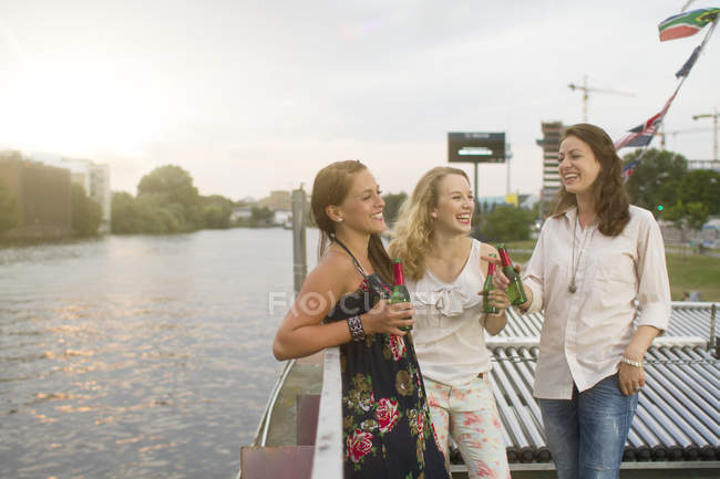 Junge Studenten haben Spaß auf dem Boot — Stockfoto