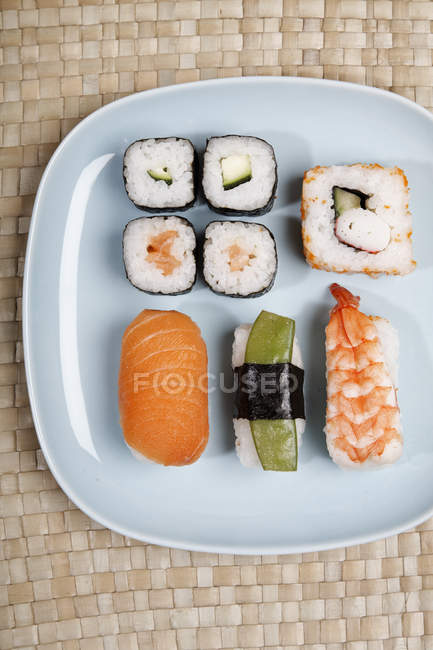 Alemanha, Variedade de sushi em prato — Fotografia de Stock