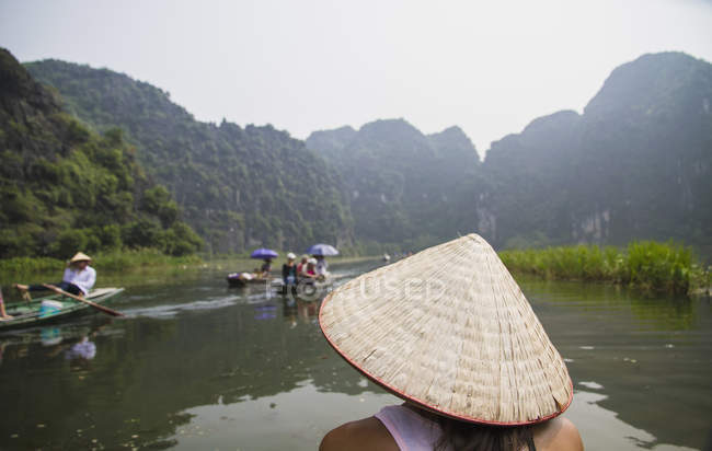 Vietnã, Ninh Binh, Jovem turista em javali em Tom Coc — Fotografia de Stock