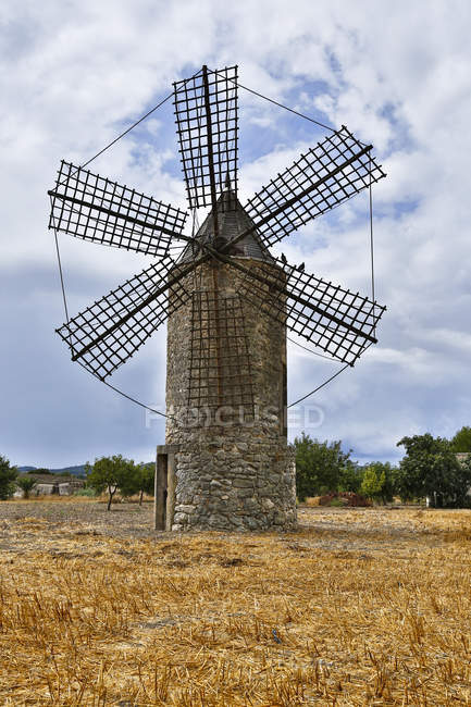 Spagna, Maiorca, Porreres, Veduta del vecchio mulino a vento sul campo — Foto stock