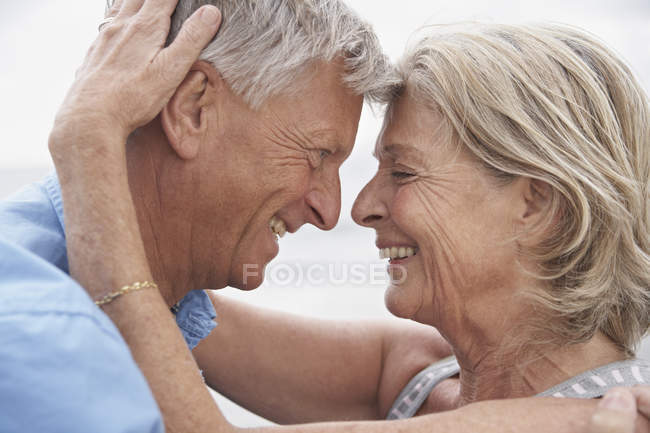 Coppia anziana guardando l'un l'altro — Foto stock