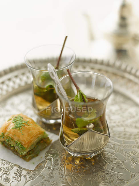 Baklava con tè alla menta piperita su vassoio d'argento, primo piano — Foto stock
