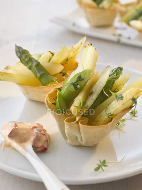 Baked baskets stuffed with asparagus and potato salad on plate, close up — Stock Photo