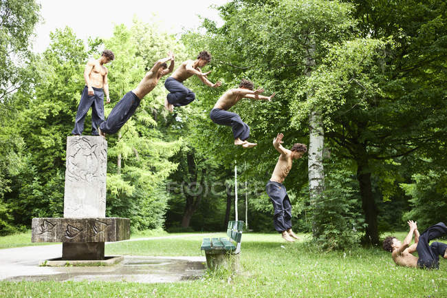 Secuencia de imagen del joven saltando de la fuente - foto de stock