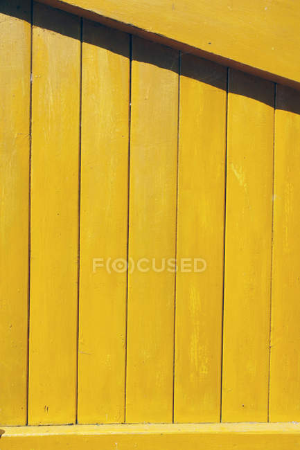 Primer plano de pared de madera amarilla - foto de stock