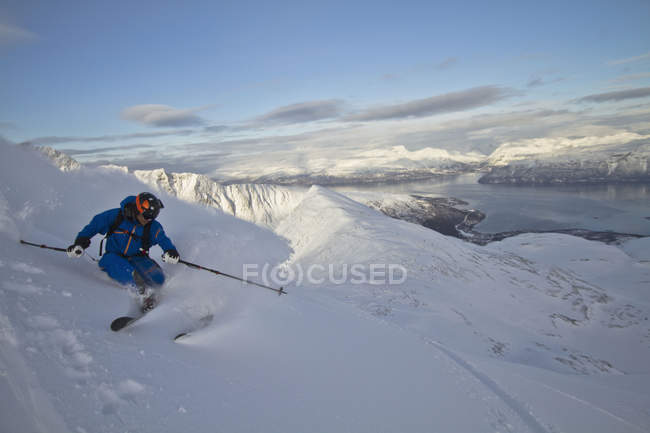 Норвегия, взрослый человек на лыжах на ступеньках горы — стоковое фото