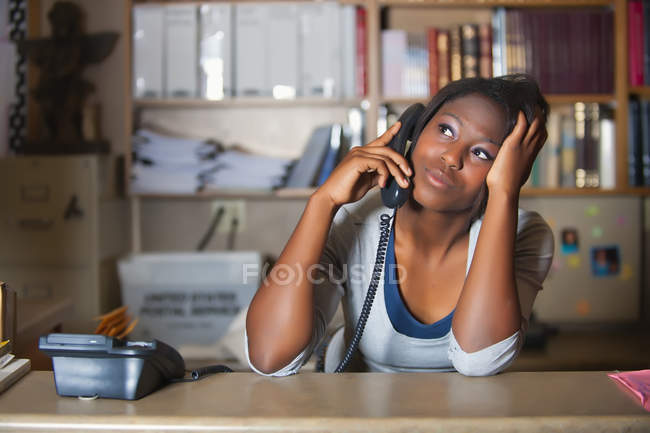 Mujer joven teniendo conversación en la oficina - foto de stock