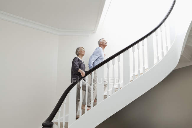 Senior coppia scalinata di arrampicata a casa — Foto stock