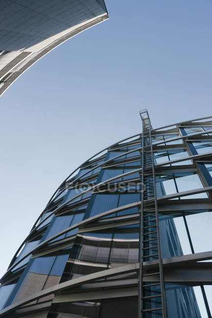 Vue du bas du bâtiment moderne de jour, Munich Westend, Bavière, Allemagne — Photo de stock
