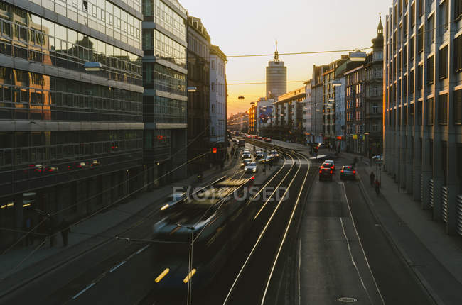 Traffico in Landsberg Street al tramonto — Foto stock
