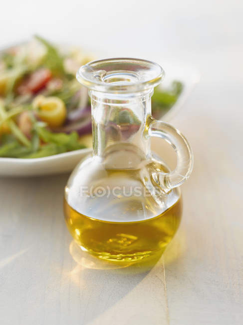 Пляшка олії перед салатом — стокове фото