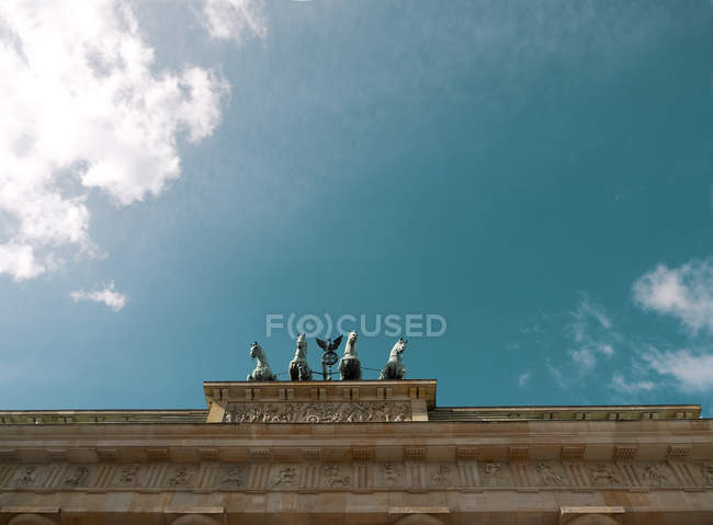 Deutschland, berlin, blick auf brandenburger tor mit quadriga-statue — Stockfoto