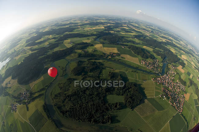 Deutschland, Bayern, Blick auf Heißluftballon über Weidelandschaft — Stockfoto
