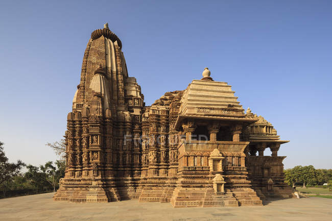 India, Madhya Pradesh, templo de Jagadambi en Khajuraho durante el día - foto de stock
