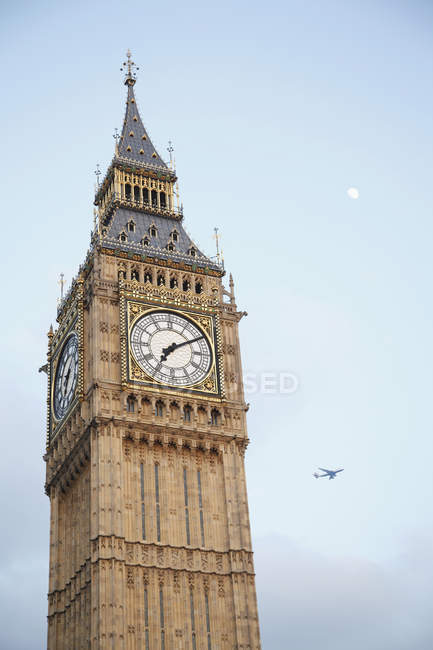Inglaterra, Londres, Vista de la torre Big Ben contra el cielo - foto de stock