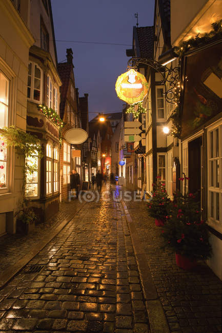 Allemagne, Brême, ruelle illuminée la nuit décorée pour Noël — Photo de stock