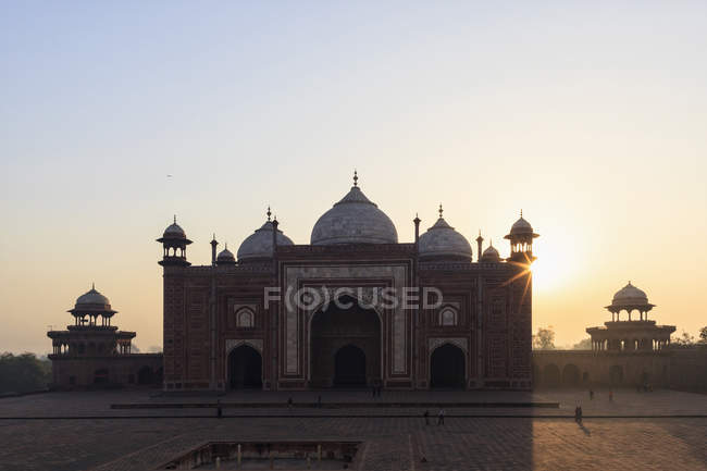 Índia, Uttar Pradesh, Agra, Vista de Taj Mahal casa de reunião ao nascer do sol — Fotografia de Stock