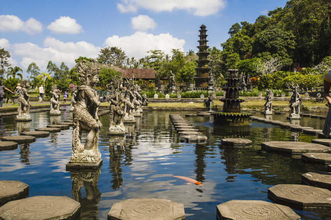 Indonesia, Bali, Statue a Taman Tirtagangga sull'acqua — Foto stock