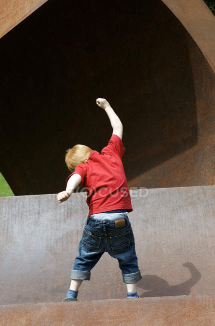 Vista posteriore del piccolo ragazzo che balla all'aperto — Foto stock