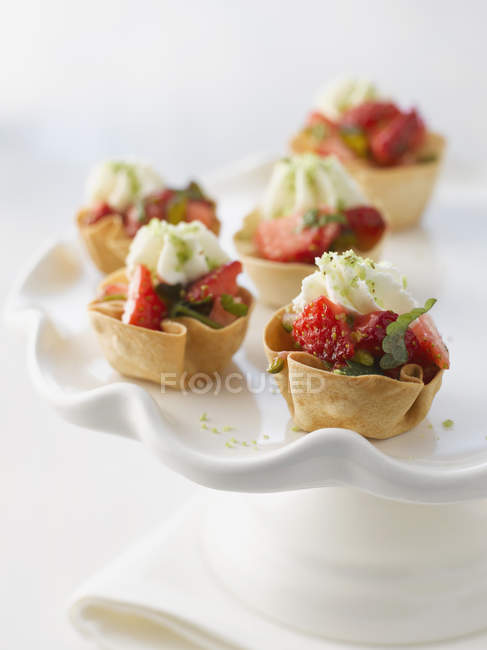Paniers à pâte cuite aux fraises — Photo de stock
