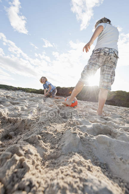 Kinder spielen Fußball am Strand — Stockfoto