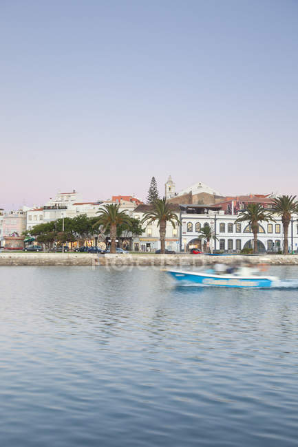 Portugal, Lagos, Vista do Rio Bensafrim e Igreja de São Sebastião em segundo plano — Fotografia de Stock