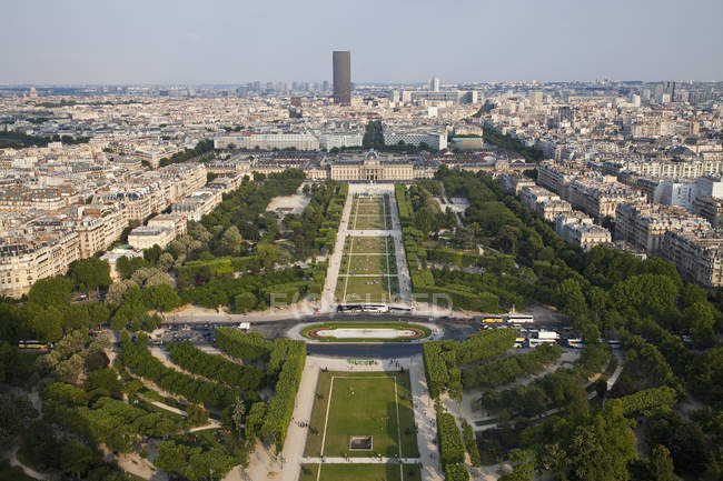 França, Paris, Vista da cidade com Champ de Mars durante o dia — Fotografia de Stock