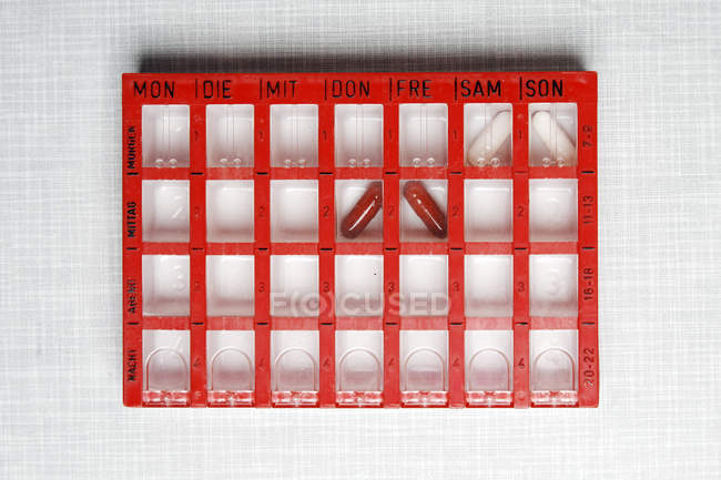 Закри таблетки коробку для щотижневий дози — стокове фото