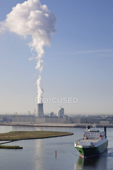 Germania, Rostock, Veduta della nave con il porto e la centrale elettrica sullo sfondo — Foto stock