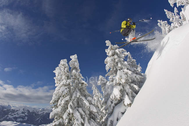 Austria, Tyrol, Kitzbuhel, Young man skiing — Stock Photo